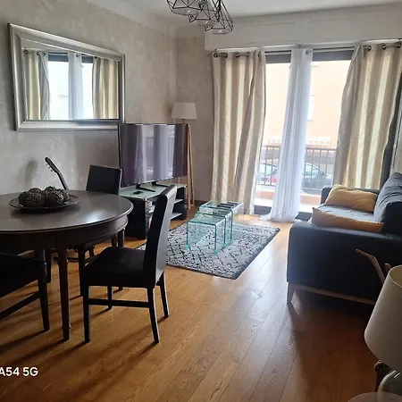 Confortable A Avec Balcon Apartment